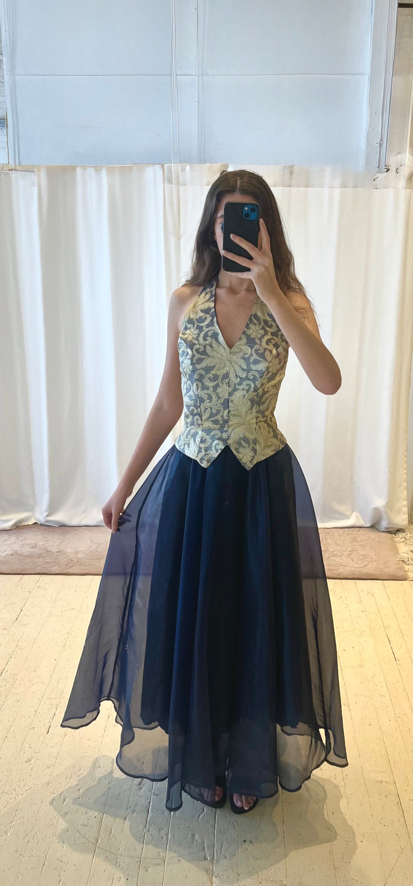 Robe en organza bleu marine